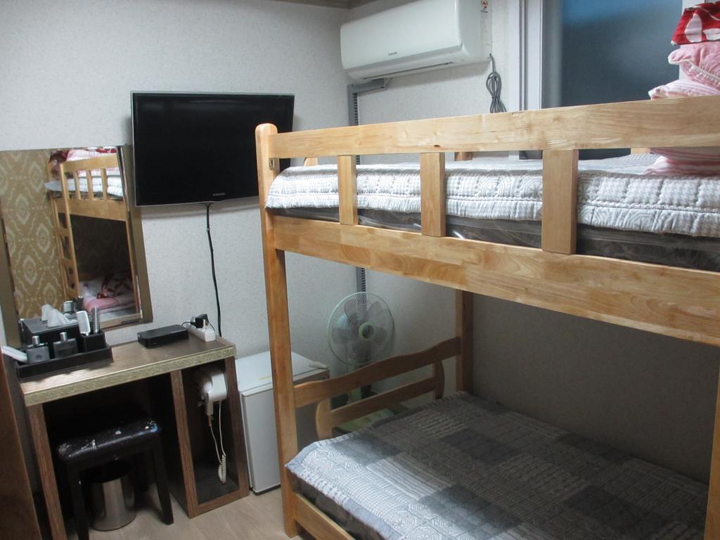 Moiri Guesthouse Йосу Экстерьер фото